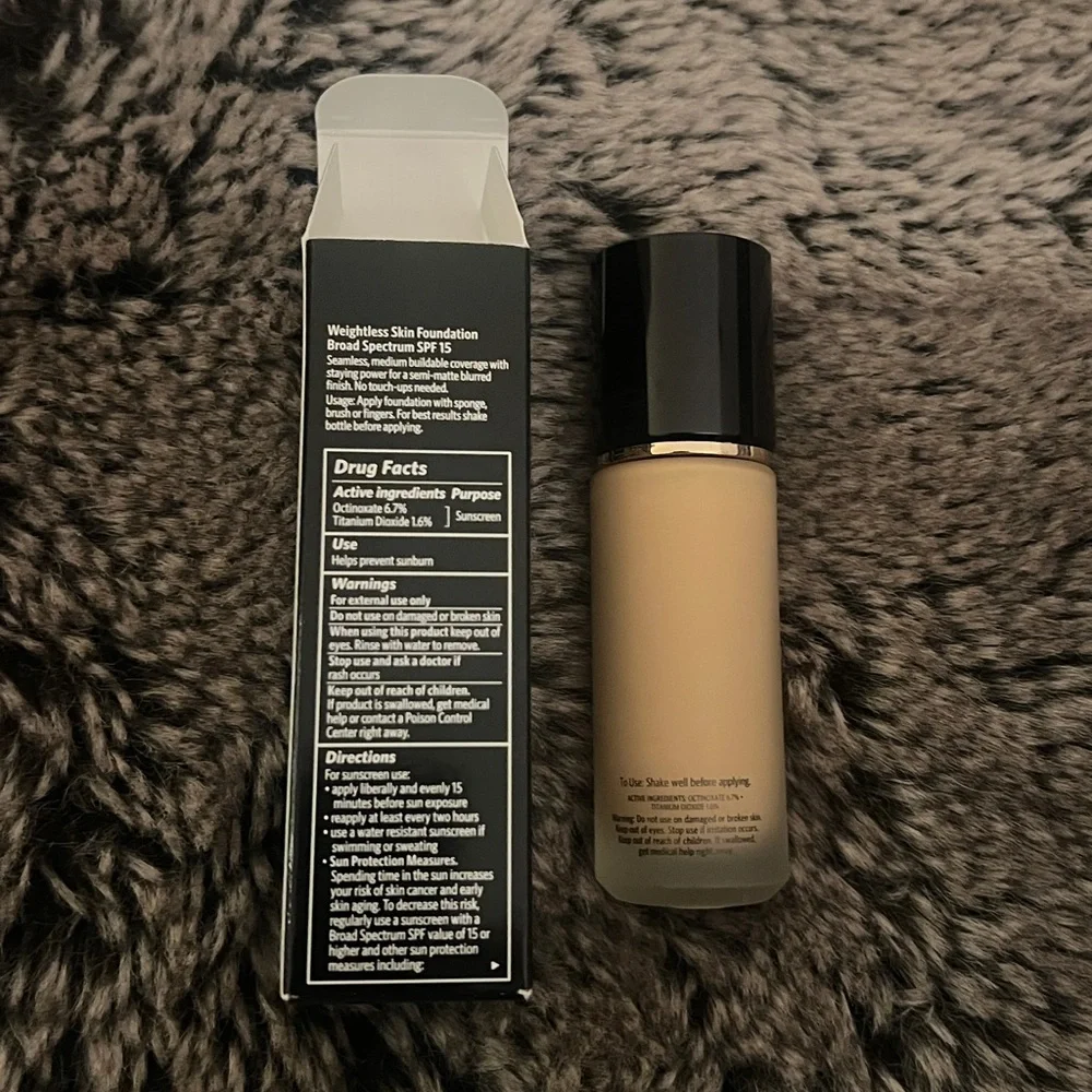 Bobbi Brown Weightless Skin Oil-Controlling Foundation SPF 15 NW-032